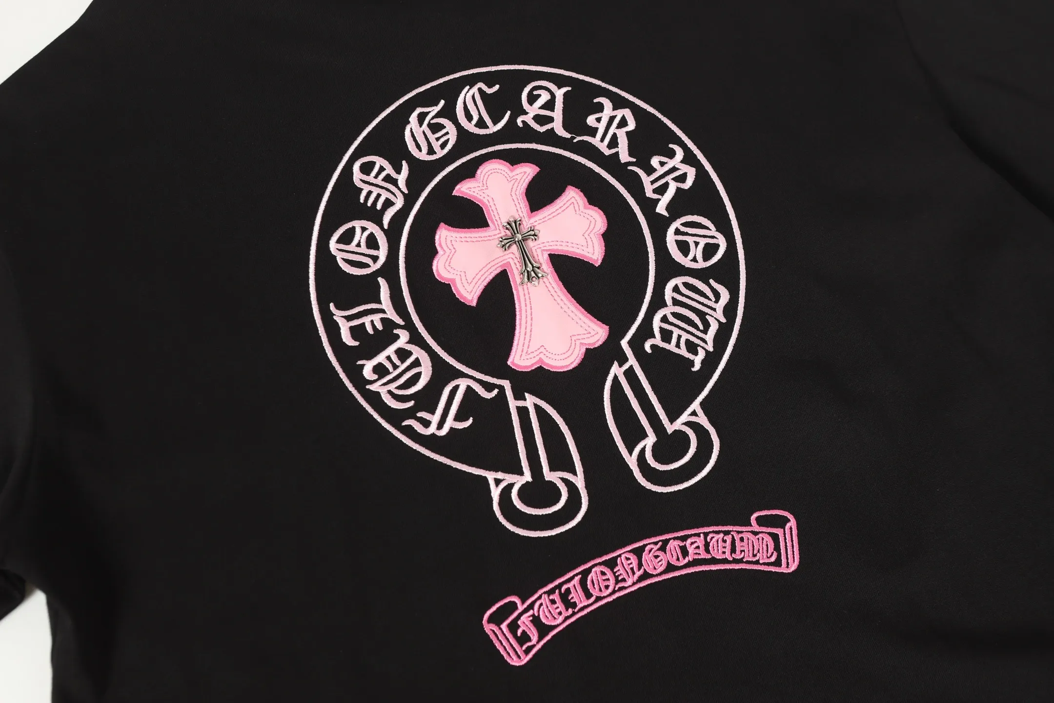 P160 Chrome Hearts CH Chrome Hearts Heavy Industry Horseshoe Sanskrit appliqué embroidered short-sleeved T-shirt. Use imported Tajima machine embroidery. Correct configuration. Black 2025 Chrome Hearts ZP packaging bag. 240 grams of custom-dyed double yarn cotton. Large version. Loose and stylish. Differentiated from low version, slim and long version with upper body and hip pull. 100% commitment: top quality. Not fast food. Highest version on the market. Top quality - different from ordinary versions on the market. If you care about quality. You must also respect the price. Absolutely zero after-sales service. The return rate so far is 0. It’s hard not to love the style. - 240g custom-dyed double yarn fabric. - Correct high-density main mark, washed tag, hand-sewn.
